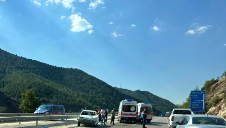 Isparta’da Kontrolden Çıkan Otomobilin Bariyerlere Çarpması Sonucu 4 Kişi Yaralandı