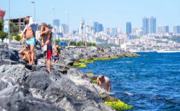 İstanbul’da Sıcak Havada Serinlemek İçin Sahil ve Parklar Tercih Edildi