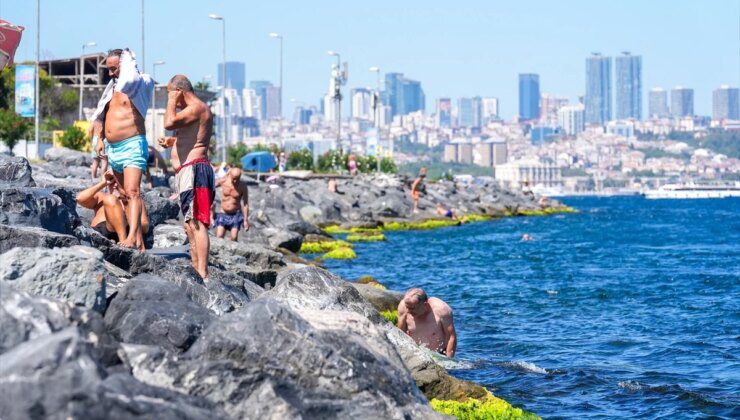 İstanbul’da Sıcak Havada Serinlemek İçin Sahil ve Parklar Tercih Edildi