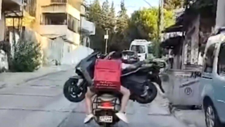 İzmir’de kasksız 2 kişi motosikletle başka bir motosikleti taşıdı