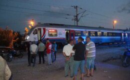 İzmir’de tren traktöre çarptı, sürücü yara almadan kurtuldu