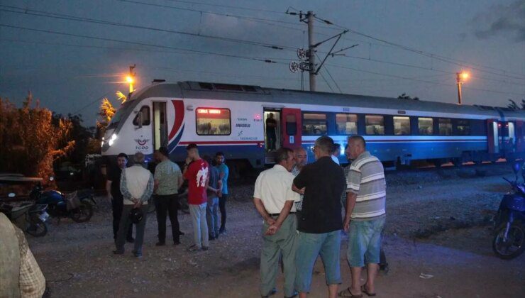 İzmir’de tren traktöre çarptı, sürücü yara almadan kurtuldu