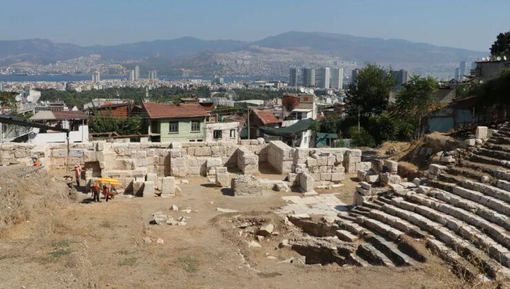 İzmir’deki Smyrna Tiyatrosu’nda kazı çalışmaları sürüyor