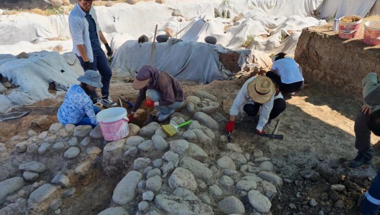 İzmir’deki Yassıtepe Höyüğü’nde 5 Bin Yıllık Depo Yapısı Bulundu