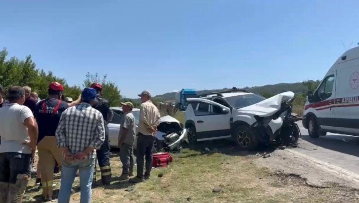 İznik’te kafa kafaya çarpışan otomobillerde 5 kişi yaralandı