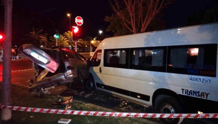 Kartal’da Otomobil Öğrenci Servisine Çarptı