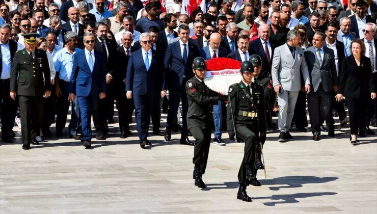 Mansur Yavaş, Sakarya Meydan Muharebesi’nin yıl dönümünde Anıtkabir’i ziyaret etti