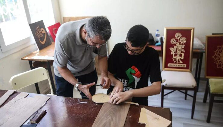 Mersin’de Lise Öğrencisi Gazze’ye Destek İçin Tablo Sattı