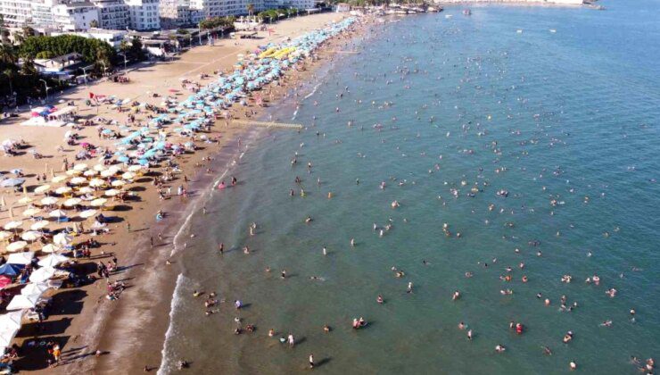 Mersin’in Kızkalesi’nde Tatilcilerin Yoğunluğu Dikkat Çekiyor