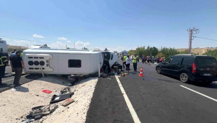 Nevşehir’de hafif ticari araç ile minibüs çarpıştı: 13 yaralı