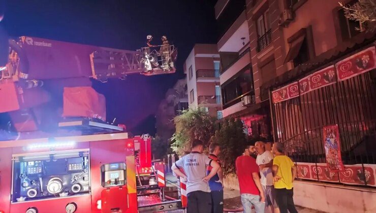 Ödemiş’te bir binanın çatısında çıkan yangın söndürüldü