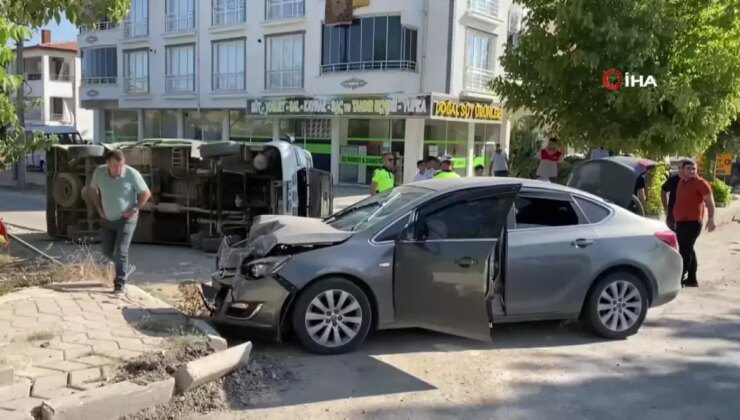 Otomobille çarpışan minibüs yan yattı: 2 yaralı