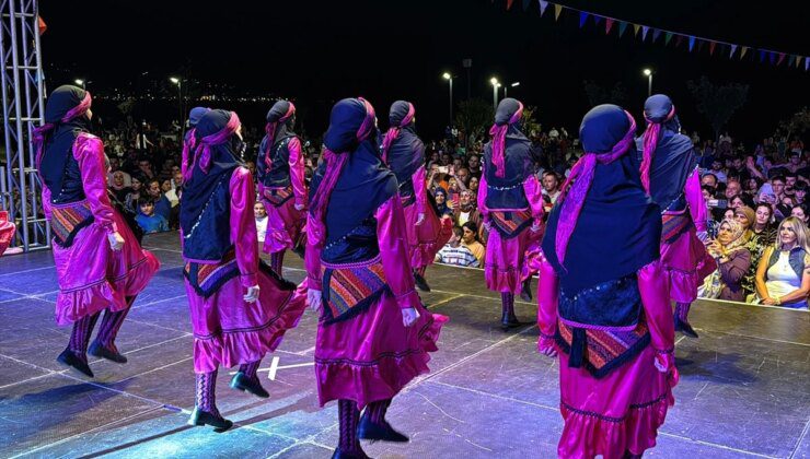 Rize’de 13. Tulum ve Kemençe Festivali’nde En Hızlı Çay İçme Yarışması Yapıldı