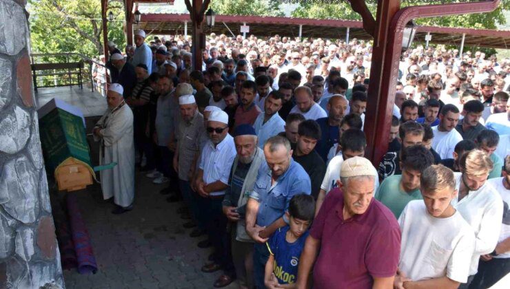 Sakarya’da Otomobilin Tıra Saplanması Sonucu Genç Hayatını Kaybetti