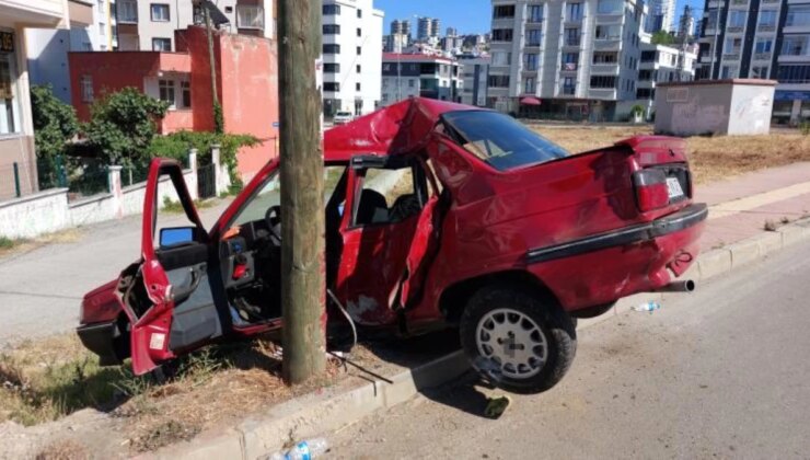 Samsun’da Otomobil Ağaç Direğe Çarptı, Sürücü Yara Almadan Kurtuldu