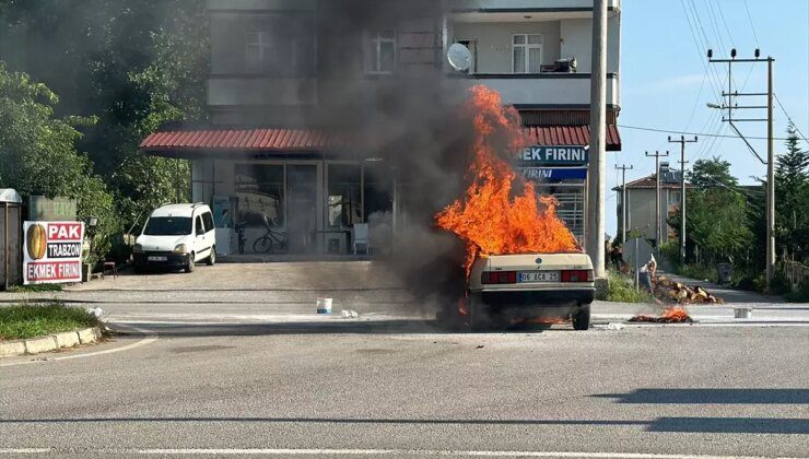 Samsun’da seyir halindeki otomobil alev aldı