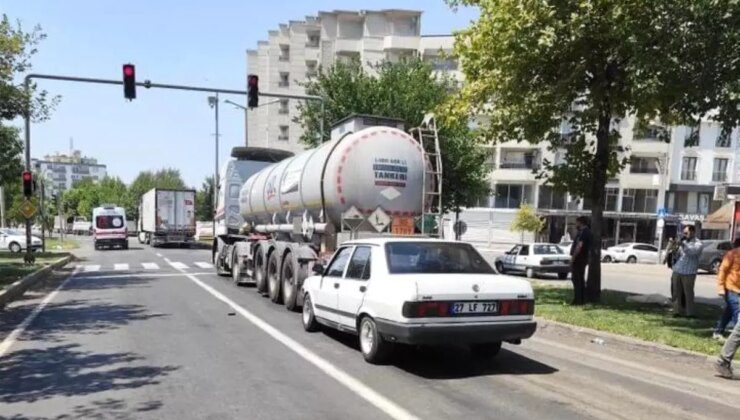 Şanlıurfa’da Işıklarda Bekleyen Tıra Otomobil Çarptı: 2 Yaralı