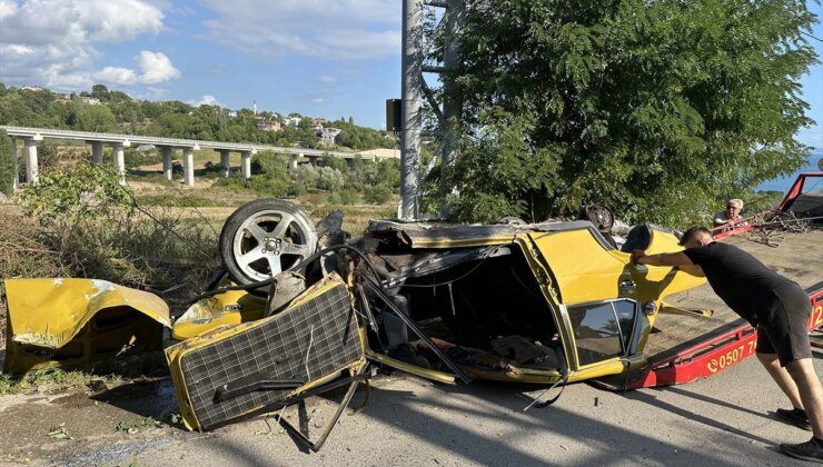 Sinop’ta elektrik direğine çarpan otomobilin sürücüsü yaralandı