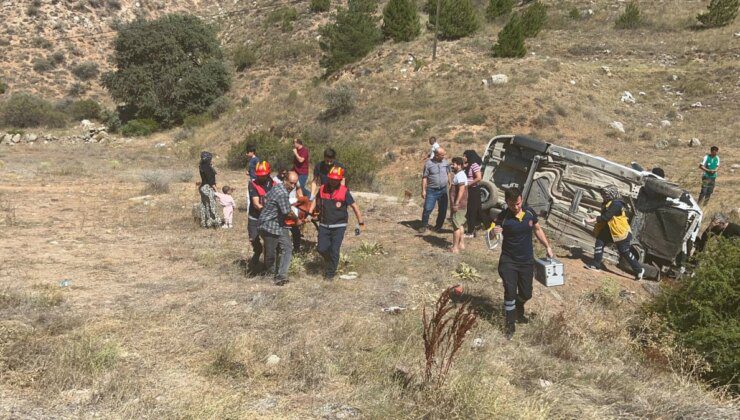 Sivas’ta Hafif Ticari Araç Şarampole Devrildi: 6 Yaralı