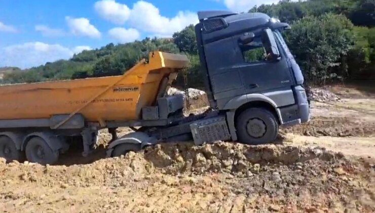 Sultangazi’de Hafriyat Kamyonu Toprak Kayması Sonucu Asılı Kaldı