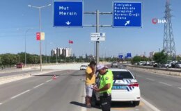 Trafik levhasına çarpan otomobil 50 metre savruldu