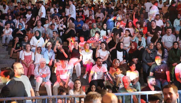 Ülkü Ocakları Kahramanmaraş İl Başkanlığı tarafından düzenlenen konserde Ali Kınık ve İlyas Öztürk sahne aldı