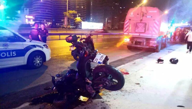 Üsküdar’da Motosiklet İBB Yol Temizleme Aracına Çarptı: 2 Yaralı