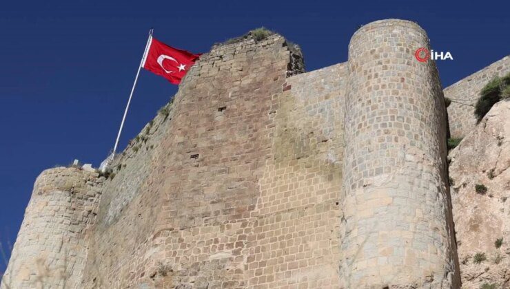 Vali Hatipoğlu, Harput Kalesi’ndeki kazı ve restorasyon çalışmalarını inceledi