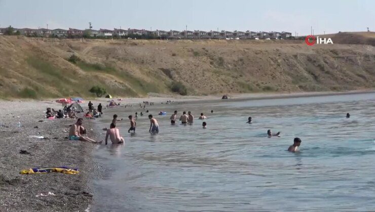 Van Gölü mavi bayraklı plajıyla tatilcileri ağırlıyor