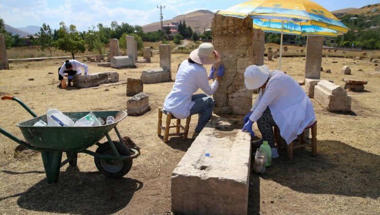 Van Gölü’ndeki Selçuklu Mezar Taşları Ait Oldukları Yere Taşındı