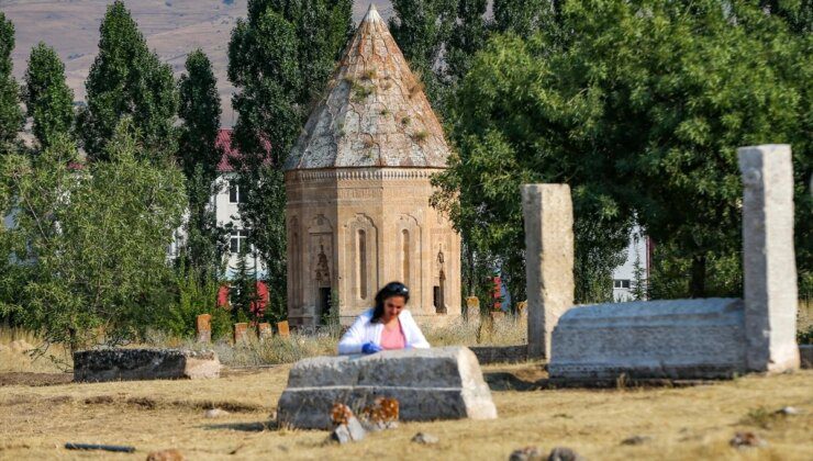 Van’ın Gevaş ilçesindeki Selçuklu Mezarlığı’nda Kazı Çalışmaları Devam Ediyor