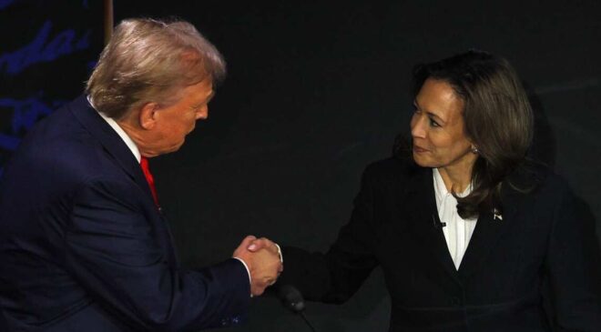 8 yıl sonra ilk defa: Trump ve Harris sahnede tokalaştı | Dış Haberler