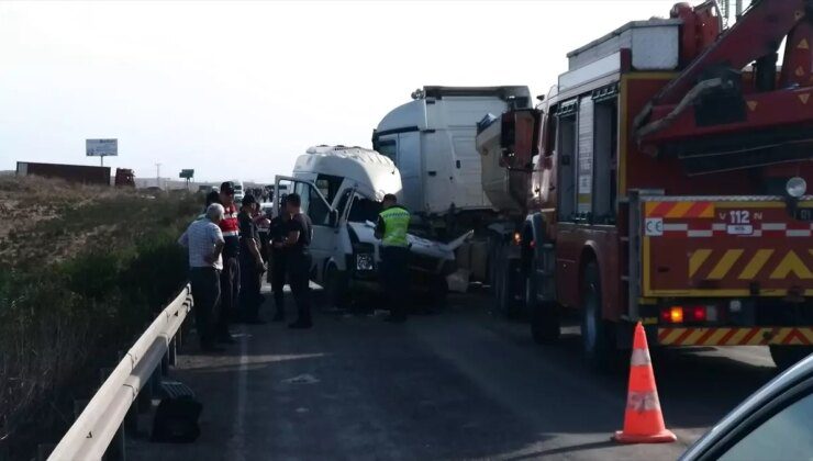 Adana’da tır ile minibüs çarpıştı! Ölü ve yaralılar var