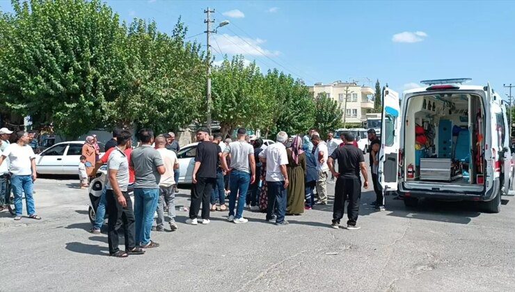 Adıyaman’da otomobille çarpışan elektrikli bisikletteki 2 kişi yaralandı