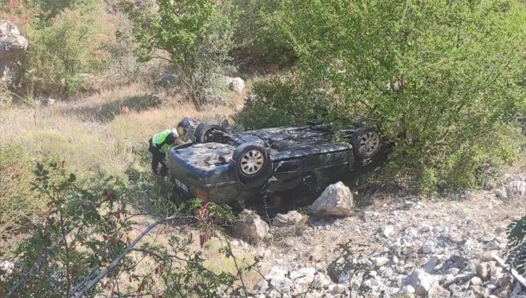 Afyonkarahisar’ın Şuhut ilçesinde otomobil şarampole devrildi, 4 kişi yaralandı