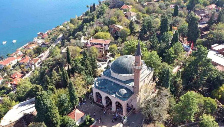 Alanya’daki Süleymaniye Camii, turistlerin ilgisini çekiyor