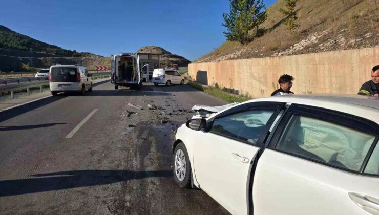 Amasya’da Otomobil Kamyonla Çarpıştı: 2 Yaralı