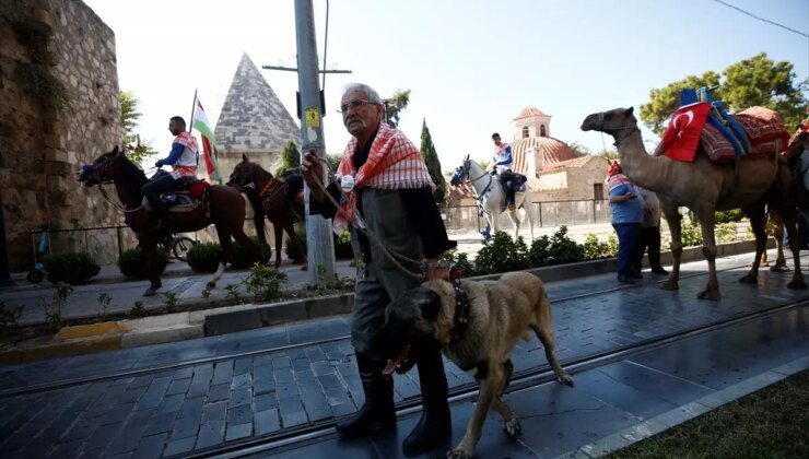 Antalya’da Uluslararası Yörük Türkmen Festivali’nde Temsili Yörük Göçü Gerçekleştirildi