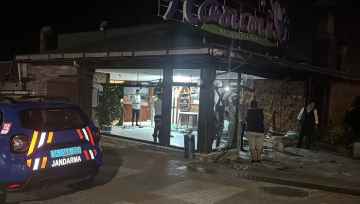 Arnavutköy’de Kontrolden Çıkan Otomobil Balık Restoranına Girdi: 4 Yaralı