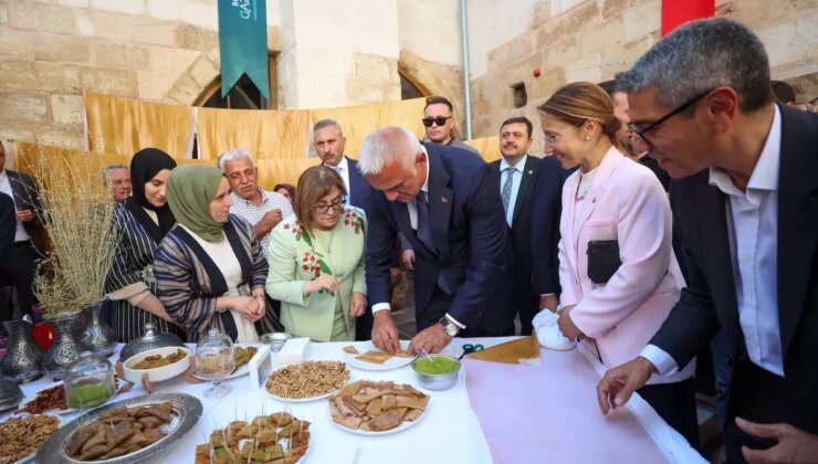 Bakan Ersoy ve Başkan Şahin, Açılan Kayna Sabun ve Pekmez Müzesi’nde Üzüm Pekmezi Yaptı