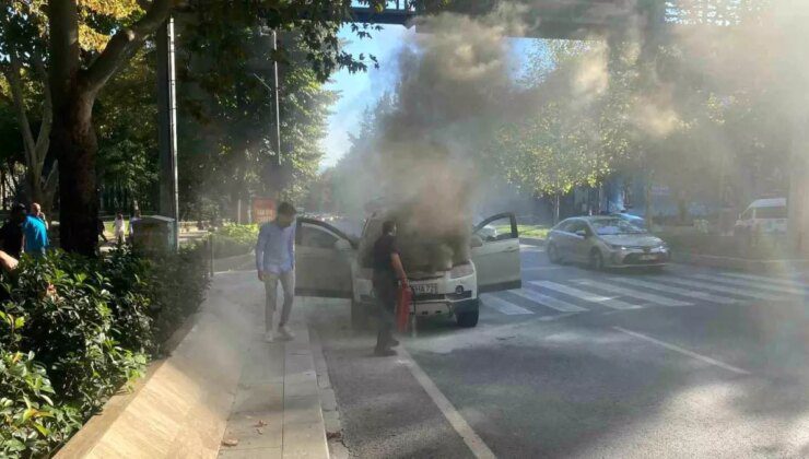 Beşiktaş’ta Seyir Halindeki Araçta Yangın Çıktı