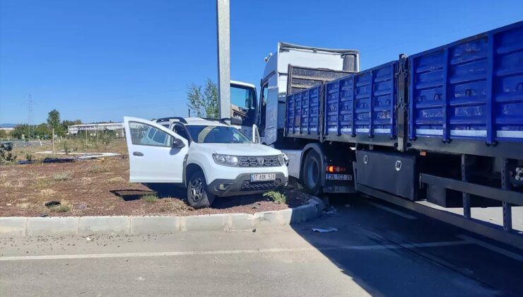 Çanakkale’de Otomobil ve Tır Çarpıştı: 2 Yaralı