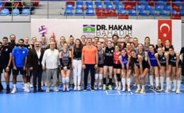 Cumhuriyet Kupası kadınlar voleybol turnuvası başladı