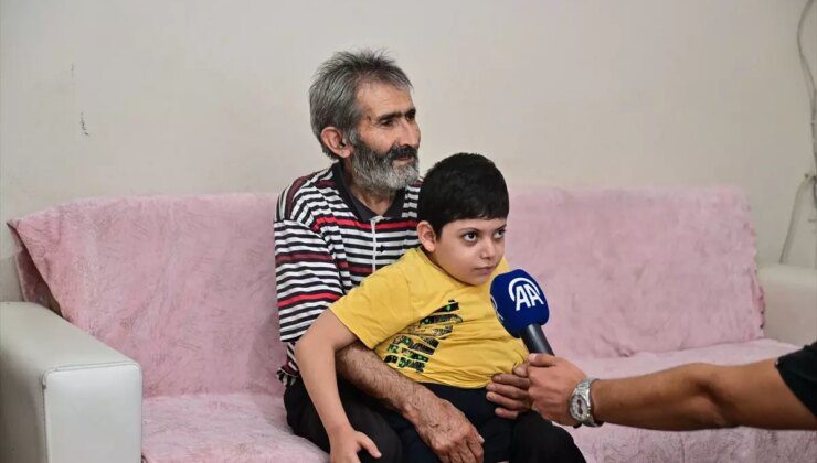 Dede, Spina Bifida Hastası Torununu Sırtında Taşıyor