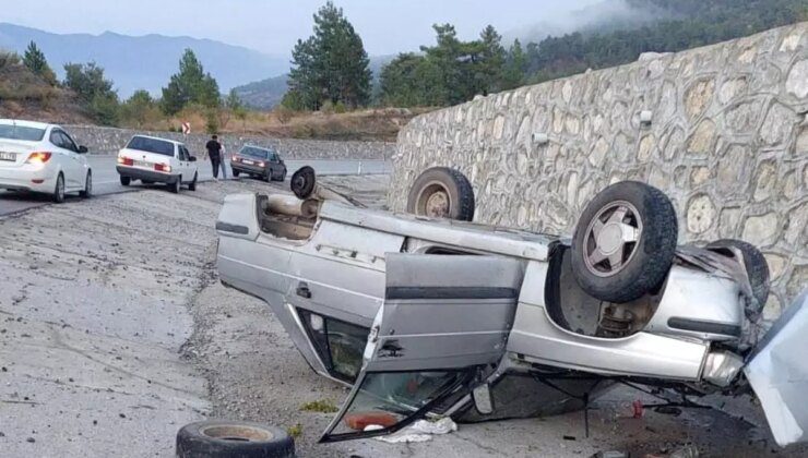 Denizli’de yağış nedeniyle otomobil şarampole devrildi, 2 kişi yaralandı