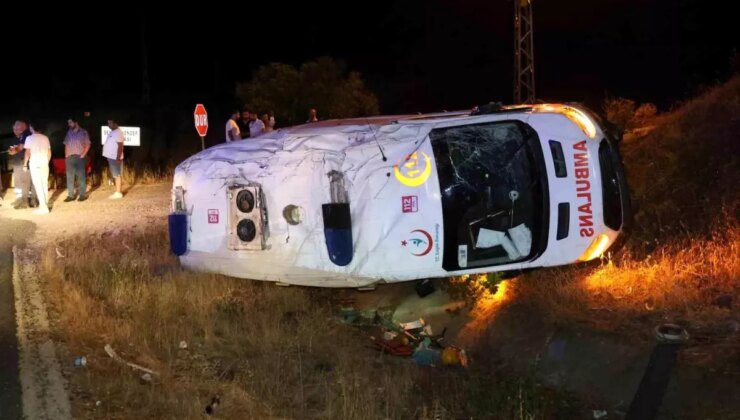 Elazığ’da Ambulansın Şarampole Devrilmesi Sonucu 3 Sağlık Çalışanı Yaralandı