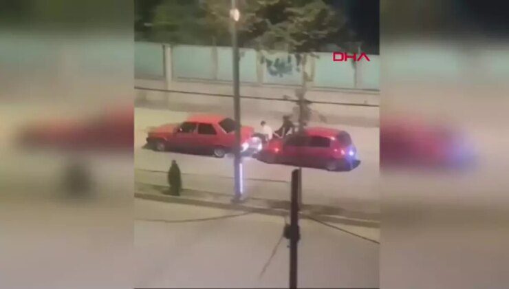 Elazığ’da arızalanan otomobili kaputuna oturup ittiler