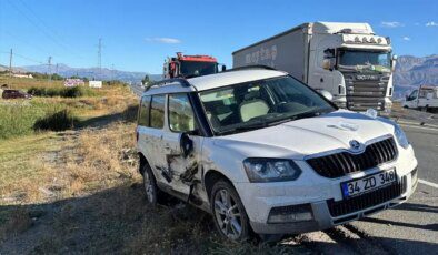 Erzincan’da Otomobil-Kamyon Çarpışması: 3 Yaralı