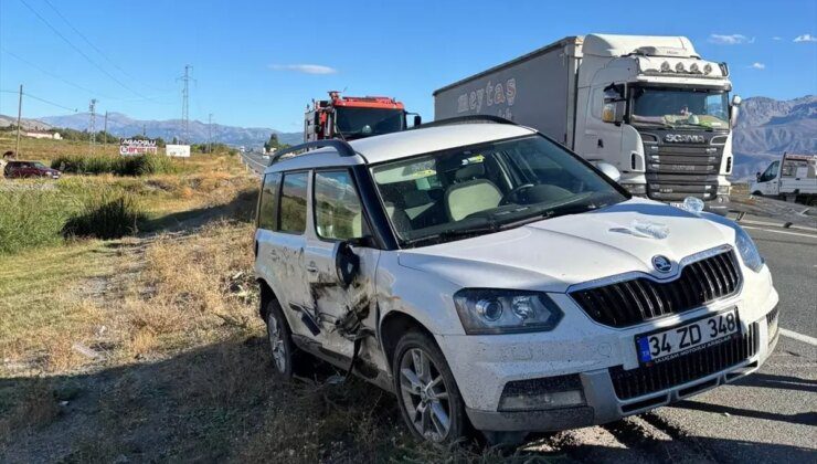 Erzincan’da Otomobil-Kamyon Çarpışması: 3 Yaralı