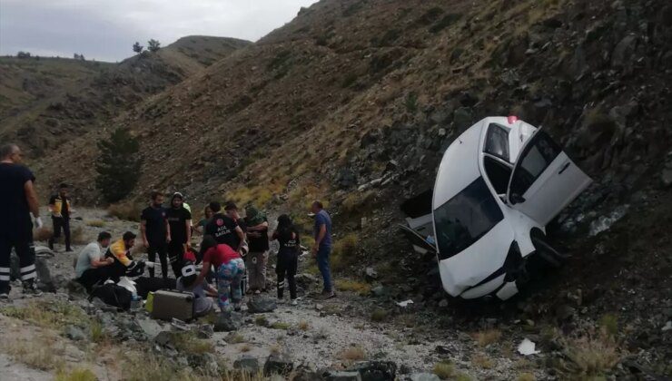 Erzincan’da şarampole devrilen otomobilde 1’i çocuk 3 kişi yaralandı